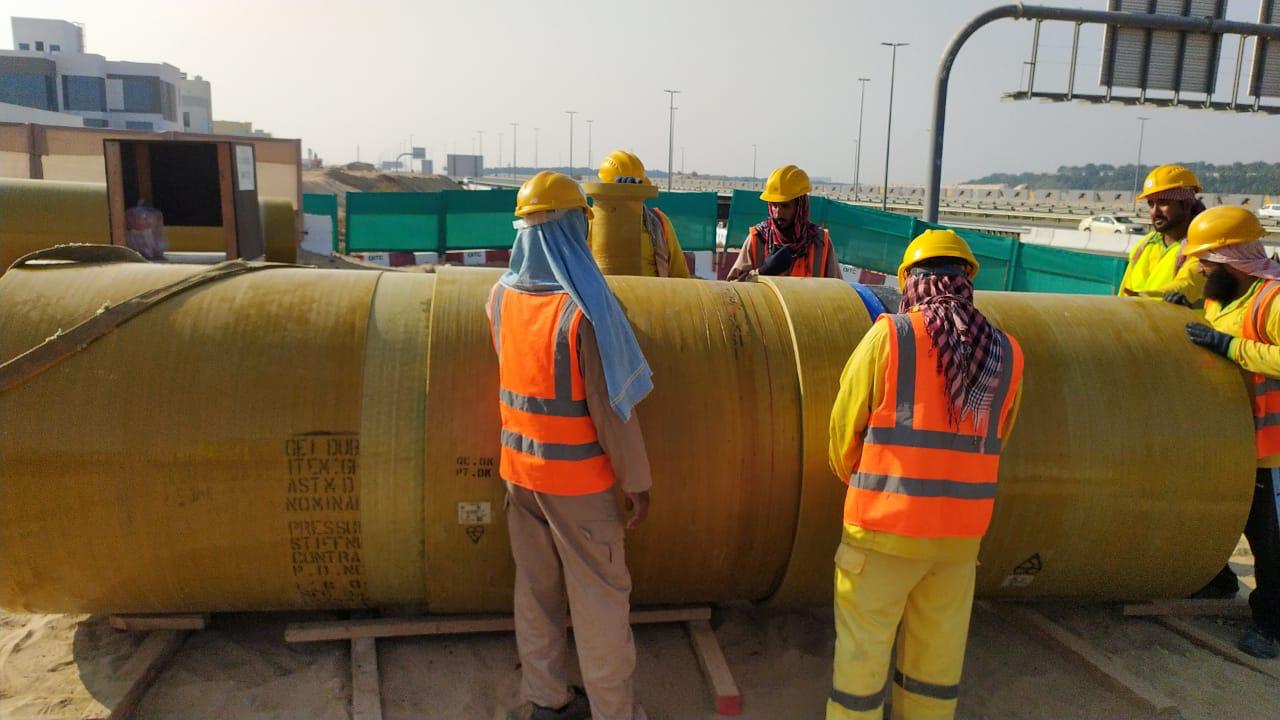 Pipeline installation with welded joints and support structures in a construction field